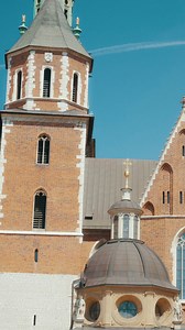 🖋️ Chris Henton – artysta i ilustrator – spędził 5 dni w Krakowie, szkicując jego wyjątkową architekturę. 🏰 Rynek, Wawel, Kazimierz – klasyka i klimat w jednym. 📄 Efekt? Rysunki, które pokazują magię Krakowa oczami ilustratora. 🎧 Audio w języku angielskim 🔤 Napisy po polsku dostępne w wideo 🖋️ Chris Henton – artist and illustrator – spent 5 days in Kraków sketching the city’s unique architecture. 🏰 Main Square, Wawel, Kazimierz – classic sights and hidden charm. 📄 The result? Drawings th