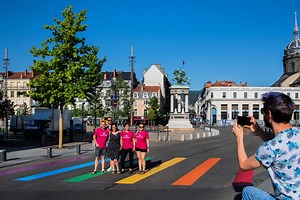 Un « rainbow » place de Jaude à Clermont-Ferrand : en signe de tolérance et référence à 50 ans de lutte LGBT