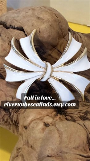 Fall in love with these beautiful vintage finds @RiverToTheSeaFinds On Etsy shop 👉https://rivertotheseafinds.etsy.com #shopping #etsy #retro #jewelry #love