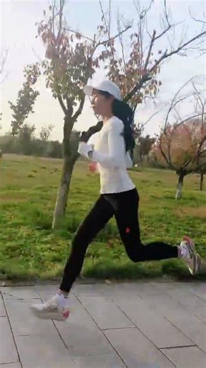 今日跑步打卡10km，今天你跑了吗？ 没有比脚更长的路，没有比人更高的山。真正难走的，都是上坡路，而那些让你痛苦坚持的，终将让你脱胎换骨。#跑步 #马拉松 #运动女孩 #pbrunner#跑向...