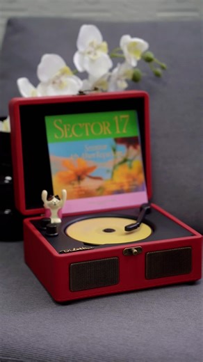 复古 CD 机开箱！木质机身   仿皮革包裹，磁吸背板可 DIY 贴小卡，CD / 蓝牙 / U 盘多模式，硅胶减震护碟！性价比直接拉满，桌面党狂喜