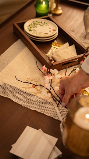 The table finds its rhythm in linen and embroidery