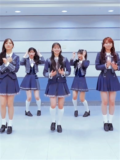 #名残り桜 #AKB48_67thシングル #CDTVライブライブ #八木愛月 #佐藤綺星 #小栗有以 #伊藤百花 #山内瑞葵 #あづ #あいちゃん #ゆいゆい #いともも #ずっきー 《後列左⇒前列右のZの字順》 #桜シングル #AKB48_名残り桜 (#なごりざくら) #02月25日発売 ＊ 《補足事項》 ・元動画は縦横比1×1ではなく9×16です。切り抜いて拡大し、画質を向上させる補正を行っております。 【アップロード時の動画解像度・フレームレート】2160×2160p(4K画質)、50fps ・音声部分はソフトウェアAudioDirectorの機能を利用し、バックの音楽(曲)部分の音量を増大させる補正を行っています。 ＊ ・歌詞字幕に英訳歌詞も記載しています。 ・漢字オブジェクト(名前)とローマ字表記は、伊藤百花さん・小栗有以さん・山内瑞葵さんは画面下部、八木愛月さんと佐藤綺星さんは画面上部に表示させています。 伊藤 百花 MOMOKA ITO 小栗 有以 YUI OGURI 山内 瑞葵 MIZUKI YAMAUCHI 八木 愛月 AZUKI YAGI 佐藤 綺星 AIRI S