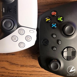 DualSense PS5 vs PAD Xbox Series X: controller dal vivo a confronto!