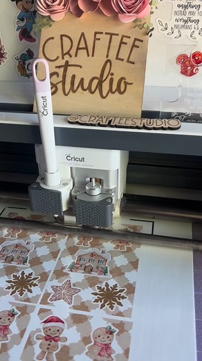 3 comments | What child doesn’t love stickers? There’s even adult who love stickers! Making cute gingerbread stickers for some Christmas activity suitcases so the little ones are entertained during Christmas dinner. Leave a 懶 if you want to see what the suitcase comes with. | Craftee Studio | Facebook