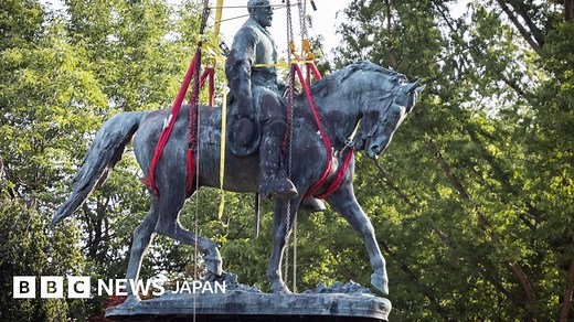 衝突と死者の原因になった南部将軍の銅像、4年経て撤去　米シャーロッツヴィル - BBCニュース
