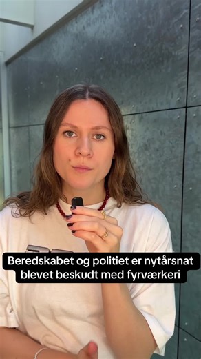 Mens to betjente og beredskabet passede deres arbejde, blev de beskudt af fyrværkeri #nytår #politi