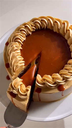 Saloni Mehta | Vegan & Eggless Baking on Instagram: "Apple Layer Cake with Caramel Frosting, recipe in caption 👇 Cozy, spiced apple cake layered with silky salted caramel buttercream basically autumn in every bite 🍎This eggless cake is soft and full of fresh apples, the caramel is rich and the frosting brings it all together. I used Native Forest Organic Coconut Milk @edwardandsons in the batter, and it gave the sponge a lovely richness while keeping it dairy-free. Yield: 8” inch Cake 🍎Apple 