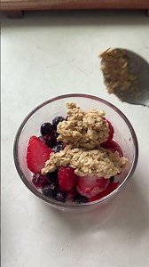 Single-serve berry crumble 🍓🫐 #easyrecipe #figpartner #fyp #berrycrumble #pcosfriendly