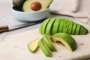 2 secondes : c'est le temps que vous mettrez pour peler un avocat avec cette technique