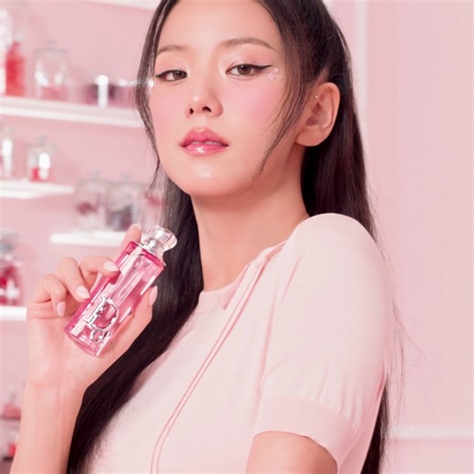 DIOR ADDICT – DIE NEUEN PARFUMS Eine Kollektion köstlicher Düfte, die die fruchtigen Facetten der Dior Blüten hervorheben. Jisoo trägt Rosy Glow, eine spritzige olfaktorische Komposition, die sofort verzaubert. #dioraddict Dior Member profitieren von kostenlosem Versand für alle Bestellungen. | Dior