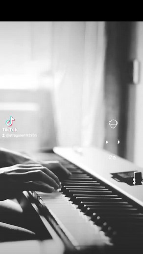 Piano Performance Showcase: Captivating Close-Up