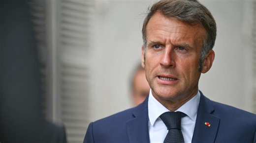 Emmanuel Macron torse nu à Brégançon : ses muscles applaudis par un homme célèbre… et certains ne digèrent pas !