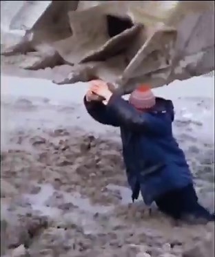 أنقذه بإستخدام خبرته في العمل