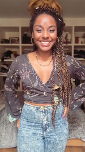 💛AB INITIO est enfin dispo!💥 Vous l’écoutez, vous dansez, vous partagez… on est chaotiques mais ensemble💪🏾 Je vous passe le micro! https://open.spotify.com/track/6KKeQsXj3CiKoqEaBOaeDH?si=bfDWY_72TvyWPvgBO1XVwA —— IT’S HERE! AB INITIO just dropped 💥 Listen, dance, share… don’t mess with the chaos 😏💛 Your turn! #ABiNiTiO #RituelDuChaos #citypop #auteurcompositeurinterprete #outnow Paroles: Bibi Compositeurs: @maxrebodrums @stephanerambaud @igordeferran @valloup974 📸 @lucas.sellier 💄 @mar