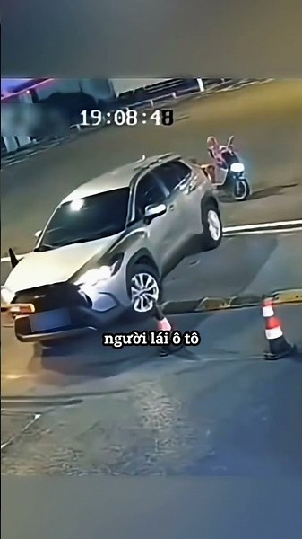 Blocked by a motorbike - the car driver's reaction was truly impressive.