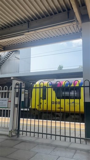 LNR class 350 passes Bletchley #train #lnr #class350 #shorts #trainspotting