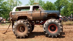 Square Body Blazer Bounty Hole Run at Louisian Mudfest #chevy #mudtruck #megatruck #tgw | Moto Doggo
