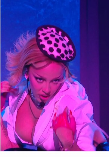 Doja Cat's Captivating Performance of 'Jealous Type'