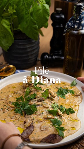 FERNANDA MARTINI & MAU on Instagram: "Filé à Diana, 20 minutos ta pronto! O tempo de fazer um arroz hein? Para 2 pessoas: 400gr de bife de filé mignon (ou alcatra, contra filé) Sal e pimenta 1 colher de sopa de manteiga 1/2 cebola picadinha 150gr de cogumelo paris fatiado 1 dose de conhaque ou whiskey 350ml de creme de leite fresco 1 colher de sopa de mostarda Dijon 1 colher de sobremesa de molho inglês Receita inspirada na @jujuguerra que adoro acompanhar 🧡"