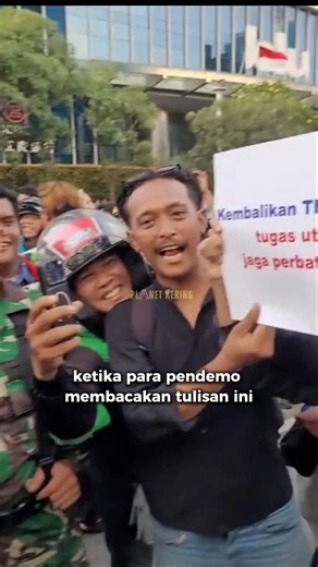 TNI hanya bisa senyum pada momen ini #tni #demo #viral