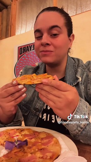 ALMA HOTEL CAMPESTRE es un lugar para estar inmersos y rodeados de la majestuosa e imponente naturaleza que encierra este mágico lugar 🍃🌿 . Es un hotel campestre al que van a poder ir en pareja o hasta en grupos de amigos, adicional pueden llevar niños. . Cuentan con planes de pareja que incluyen masajes de relajación, botella de champaña, 2 copas de vino, decoración y bouquet de rosas 🌹 El alojamiento en cabañas para 3 o 4 personas cuenta con cocina, zona de fogata, sala de estar y vista al 