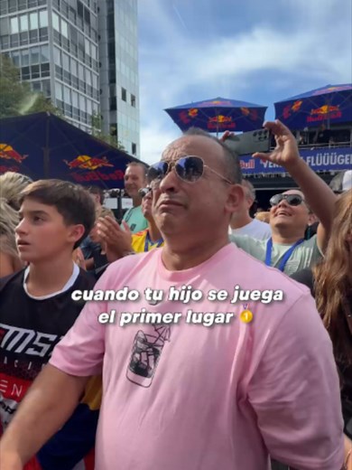 la reacción de un papá en las gradas de Red Bull Cerro Abajo Stuttgart 2026 🇨🇴 el papá de Sebastián Holguín no se perdió ni un segundo de su bajada 🚴 #RedBull #TeDaAaalas