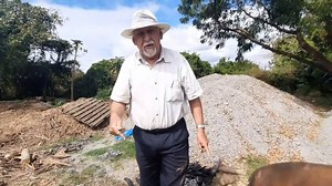 Suite à notre publication sur “La Terra Preta », nous vous partageons notre technique pour fabriquer du biochar de façon artisanale et écologique ! Petit Rappel que le charbon de bois (ou biochar) empêche le sol d’être lessivé de tous ses éléments en agissant comme des « éponges » qui fixent les éléments nutritifs, allègent le sol, retiennent jusqu’à 5 fois leur volume en eau et hébergent une multitude de microorganismes favorables. Des essais préliminaires ont montré que le rendement dans des p