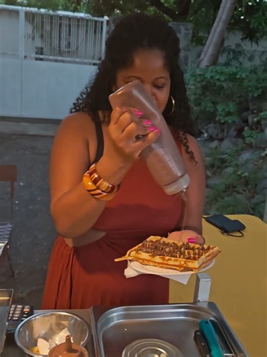 Wopé mon bande! Voici la liste des sauces que propose Point Gaufre : -Sucre glace -Nutella -Confiture fraise ou abricot -Crème de marron -Caramel beurre salé maison -Sauce au chocolat noir maison (que je proposerai désormais 1 fois par mois) A zot de fait zot choix, lequel i râle a zot? Sinon mi propose a zot de retrouve zot stand samedi 14 et dimanche 15 mars à mon emplacement habituel. Nou artrouve ✨ POINT GAUFRE 📍 Route du Sacré Coeur Le Port en direction de KFC Rivière des Galets. 📅 (certa