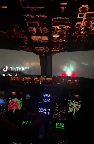 B767 Freighter landing in MIA with heavy rain and crosswind #aviation #boeing #landing #cockpit #pilot