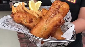 At all locations 🐠 fish n chips basket! $10 3 (4oz wild caught loins) with fries tomorrow (Wed Feb 24th) @chickencharliesgrossmont @chickencharliesbelmontpark @chickencharliestable Wild caught cod 🤸🏽‍♂️ chickencharlies.com #chickencharlies #fishnchips #deepfried #tartersauce #bestfish #cod #takeout #🚴🏼‍♀️ #comegetit | Chicken Charlie's