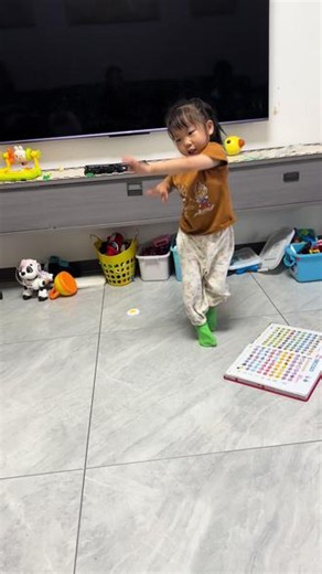 我家小宝贝又开启自娱自乐模式啦～在家跟着音乐扭来扭去的样子超可爱！#舞力全开 #乱舞宝宝闪亮登场