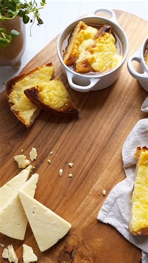 A weekend treat during soup season… French onion soup topped with copious amounts of oozy melted Yorkshire Wensleydale cheese 🧅🧀 | Wensleydale Creamery
