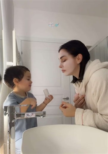 Buona Notte: Un Momento Magico tra Mamma e Figlio