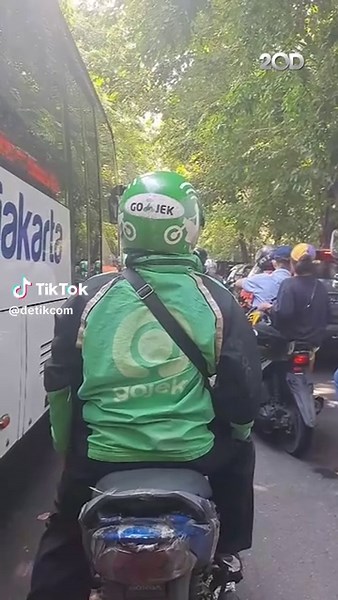 Viral di media sosial video yang menunjukkan kondisi ban salah satu bus Transjakarta sudah aus dan terlihat botak. Kepala Departemen Humas dan CSR Transjakarta Ayu Wardhani memberikan klarifikasi. Ayu menyebut kondisi ban bus tersebut awalnya baik-baik saja, namun terjadi perubahan karena kondisi rem lengket. Hal ini membuat roda tidak dapat berputar dan tergerus aspal. Creator: Cariss Nayla #transjakarta #banbotak #viral #detikcom