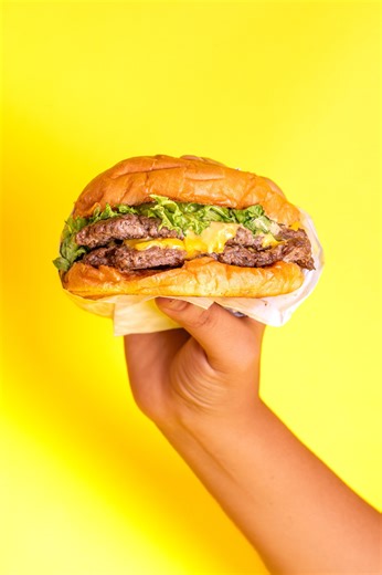 THE FRIED BOX PV on Instagram: "Te presentamos la Nueva Burguir: Doble Doble! 🎉Esta delicia acaba de aterrizar en nuestro menú y no querrás perdértela. 😋 Imagínate mordiendo esa jugosa hamburguesa, con el doble de sabor y el doble de alegría en cada bocado. La nueva Burguir está lista para conquistar tu paladar. ¡Te esperamos!🍔✨ 📍Benemérito de las Americas 287 Whatsapp: 322 199 5244 También nos encuentras en UberEats, Didifood y Rappi 🤩"