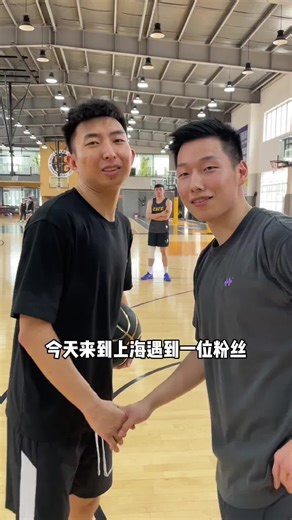 酷似锐哥的一位粉丝非常强壮！把我怼得太难受了___#fyp #basketball #tutorial #skill #highlight #篮球