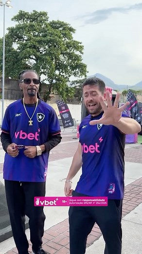 VBET Brasil on Instagram: "VOCÊ DE CAMISA NOVA DO FOGÃO! 👕 Snoop e o @maumeirelles espalharam CINCO adesivos que te garantem uma camisa nova do Fogão! É só chegar no setor Leste e procurar a sua! ✌️"