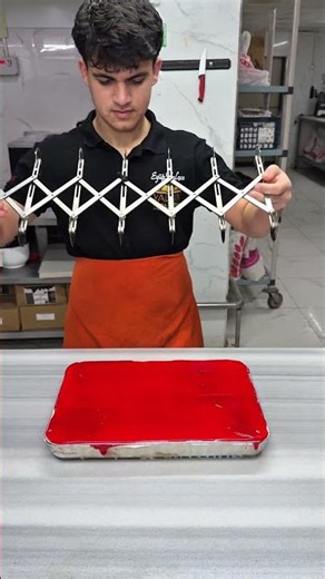Türkiye’nin en genç ustasından çilekli kardelen !! #çilekli #kardelen #pastry #patisserie #sweets