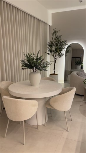 Kaz 🌸 on Instagram: "This space understood the assignment 🙂 #dubai🇦🇪 #home #décor"