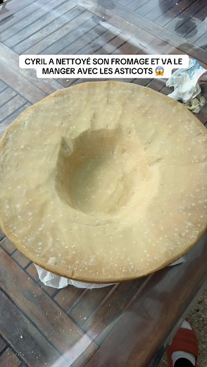 Fromage nettoyé avec asticots : Cyril raconte ce qu’il a fait