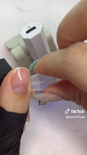 ベースジェルでのネイルチップの付け方｜セルフ長さ出し初心者向け