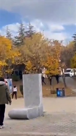 Anarşist Medya İnisiyatifi on Instagram: "Hacettepe’de faşistler ve polisten ortak pusu: Bir öğrenci palayla başından yaralandı, üniversiteliler gözaltına alındı Hacettepe Üniversitesi Beytepe Kampüsü’nde kendisine “Hacettepe Ülkücü Teşkilatı” diyen çetenin “Reis değişimi ve bayrak devir teslimi töreni” adı altında Nacho Kafe önüne çağrı yapması üzerine üniversiteliler, “Beytepe’de gerici-faşist çete yapılanmalarının faaliyet yürütmesine izin vermeyeceğiz” diyerek Yemekhane Meydanı’nda bir araya
