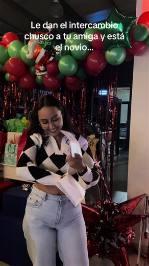 Intercambio de Regalos Chuscos en Navidad