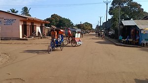 #DAHALO Mbola nitohy androany ny fifandonana nandritra ny fanarahan-dia ireo dahalo izay nanafika ny tanànan’i Lavaraty, distrikan’ny Midongy Atsimo raha ny tatitry ny Solombavambahoaka any an-toerana. Raha ny antontan’isa dia 9 ireo olon-tsotra maty ary 2 ireo miaramila namoy ny ainy ; koa mbola niampy roa indray ireo namoy ny ainy ireo androany raha ny tatitra. Efa mihetsika avokoa ny hery vonjy taitra rehetra hahafahana manenjika ireo dahalo ireo. Tokantrano 300 no tra-boina ka manao antso av