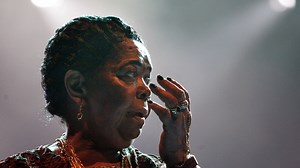 A 18 ans, la jeune Cesaria Evora persiste dans la musique, malgré les défis de la maternité et les normes sociales - RTBF Actus