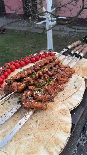 Сьогодні готуємо крильця у апельсиновому маринаді 🍗 Рецепт: — крила ріжемо навпіл — в миску: апельсиновий сік, цедра апельсина — соєвий соус, солодка гірчиця, мед — імбир, паприка Все перемішали і маринуємо 1 годину ⏳ Важливий момент 👇 Нанизуємо крила на шампури, загортаємо у фольгу — і на мангал 🔥 Потім знімаємо фольгу, змащуємо соусом і робимо апетитну корочку 😋 А поки все готується… хтось тихенько хрумтить 😏 Бо Chipster’s @chipsters.ua — це смачно! У нас сьогодні класичні смаки: — краб —