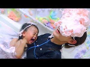 お風呂嫌いの娘に泡パーティーを仕掛けたら…【ママ大惨事】