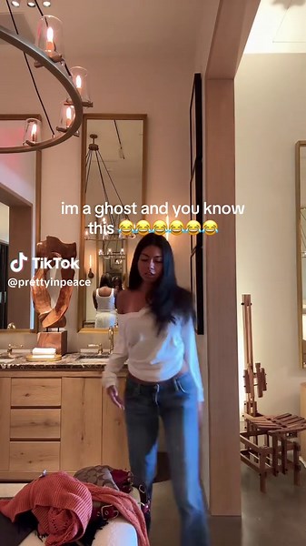 viv (@prettyinpeace)’s video of ghost