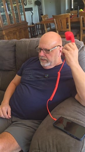 📞Relive the classic calling experience on your phone, tablet, or netbook with the Retro Phone Handset. Not only will you feel like you've stepped back in time to a quieter era, but you'll also experience up to 99% less radiation than holding your phone to your ear. | Telescopet